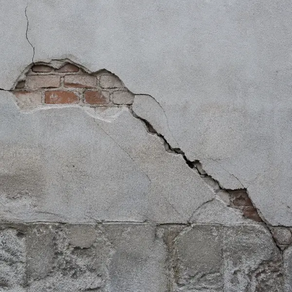 Fissura diagonal em alvenaria