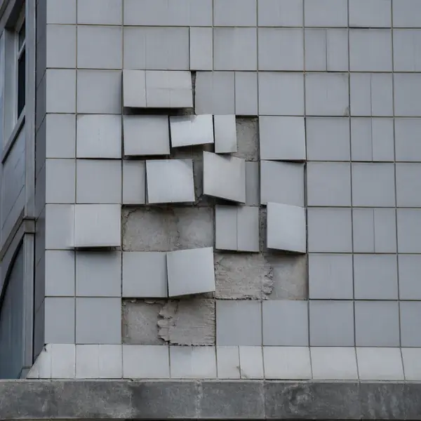 Descolamento cerâmico